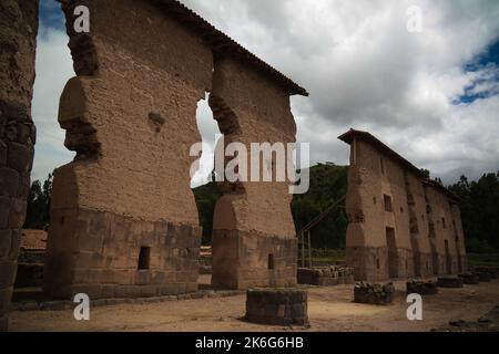 Vue de Temple de Wiracocha faite avec la maçonnerie polygonale au site archéologique de Raqchi à Cuzco, Pérou Banque D'Images