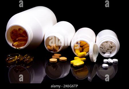 Top vue bouteille de maquette pour pilules et vitamines sur fond noir, bio-supplément naturel pilules médicales en pot blanc sur un dos noir isolé Banque D'Images