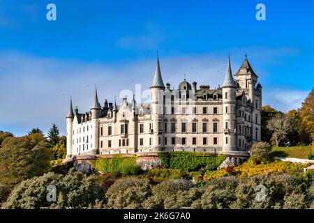 Château de Dunrobin Golspie Sutherland Écosse un ciel bleu et le château construit en haut d'une colline surplombant le jardin clos vers la mer Banque D'Images