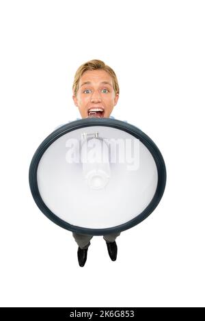 Suis-je assez fort pour les gens à l'arrière. un beau jeune homme d'affaires debout seul dans le studio et utilisant un mégaphone. Banque D'Images