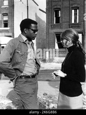 SIDNEY POITIER et JOANNA SHIMKUS dans L'HOMME PERDU 1969 réalisateur / scénario ROBERT ALAN AURTHUR basé sur le roman Odd Man Out de F.L. Musique verte Quincy Jones costume design Edith Head Universal Pictures Banque D'Images