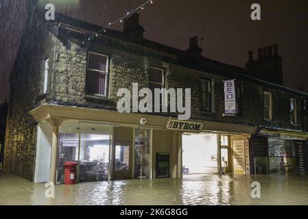 Kendal, Cumbria - 6 décembre 2015 - Une rangée de magasins et une boîte postale ont inondé à Kendal, Cumbria, dans les premières heures du 6th décembre 2015, après 36 heures de pluie torrentielle pendant la tempête Desmond. Crédit photo : Scott cm/Alay Live News Banque D'Images