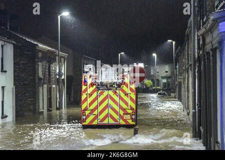 Kendal, Cumbria - 6 décembre 2015 - un feu abandonné dans une rue inondée à Kendal, Cumbria dans les premières heures du 6th décembre 2015 après 36 heures de pluie torrentielle pendant la tempête Desmond. Crédit photo : Scott cm/Alay Live News Banque D'Images