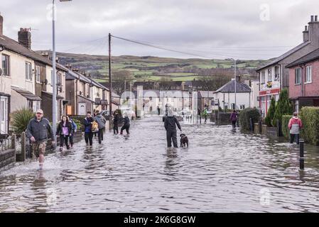 Kendal, Cumbria - 6 décembre 2015 - les résidents négocient une route inondée à Sandylands, Kendal à Cumbria le 6th décembre 2015 après la tempête Desmond. Crédit photo : Scott cm/Alay Live News Banque D'Images