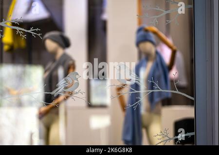 magasin de mode pour femmes, mannequins avec chapeaux et foulards, détails de la fenêtre du magasin, attention sélective Banque D'Images