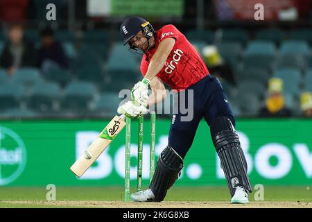 Jos Buttler (c) d'Angleterre pendant le Dettol T20I série 3 de 3 l'Australie contre l'Angleterre à Manuka Oval, Canberra, Australie. 14th octobre 2022. (Photo de Patrick Hoelscher/News Images) à Canberra, Australie, le 10/14/2022. (Photo de Patrick Hoelscher/News Images/Sipa USA) crédit: SIPA USA/Alay Live News Banque D'Images