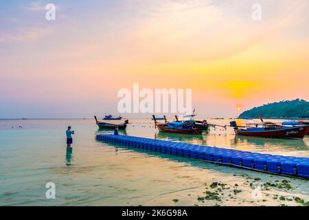 Koh Lipe, Thaïlande - 13.11.2019: Les touristes prennent des photos de selfie au coucher du soleil sur l'île de Ko Lipe, Thaïlande. Un moment magnifique et romantique pour photogra Banque D'Images