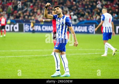 LEVERKUSEN, ALLEMAGNE - OCTOBRE 12 : Mehdi Taremi du FC Porto célèbre après avoir marqué son deuxième but lors du match de la Ligue des champions de l'UEFA entre Bayer 04 Leverkusen et le FC Porto à la BayArena sur 12 octobre 2022 à Leverkusen, Allemagne (photo de Joris Verwijst/Orange Pictures) Banque D'Images