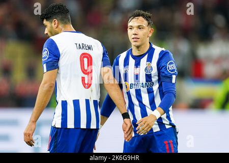 LEVERKUSEN, ALLEMAGNE - OCTOBRE 12 : Mehdi Taremi du FC Porto et Pepe du FC Porto lors du match de la Ligue des champions de l'UEFA entre Bayer 04 Leverkusen et le FC Porto à la BayArena sur 12 octobre 2022 à Leverkusen, Allemagne (photo de Joris Verwijst/Orange Pictures) Banque D'Images