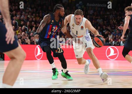 Fabien Causeur du Real Madrid en action avec Cory Higgins du FC Barcelone lors du match Euroligue des compagnies aériennes turques entre le FC Barcelone et le Real Madrid au Palau Blaugrana Banque D'Images