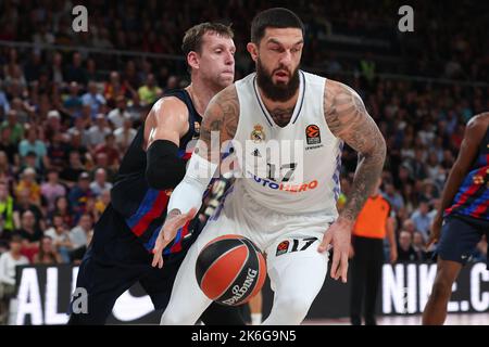 Vincent Poirier du Real Madrid en action lors du match EuroLeague de Turkish Airlines entre le FC Barcelone et le Real Madrid au Palau Blaugrana Banque D'Images