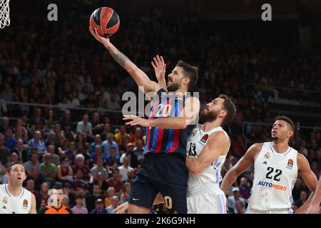 Nicolas Laprovittola du FC Barcelone en action avec Sergio Rodriguez du Real Madrid lors du match Euroligue des compagnies aériennes turques entre le FC Barcelone et le Real Madrid au Palau Blaugrana Banque D'Images