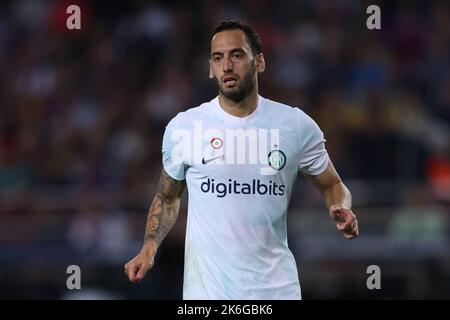 Barcelone, Espagne, 12th octobre 2022. Hakan Calhanoglu du FC Internazionale lors du match de l'UEFA Champions League au Camp Nou, Barcelone. Le crédit photo devrait se lire: Jonathan Moscrop / Sportimage Banque D'Images