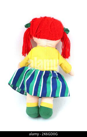Old Soft Rag Doll avec boucles vertes en laine rouge, vue arrière Banque D'Images