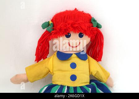 Vieille poupée à motif cerf avec boucles vertes en laine rouge Banque D'Images