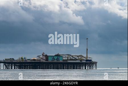 Brighton UK 14th octobre 2022 - des nuages sombres survolez Brighton Palace Pier pendant une journée sombre le long de la côte sud aujourd'hui. : Crédit Simon Dack / Alamy Live News Banque D'Images