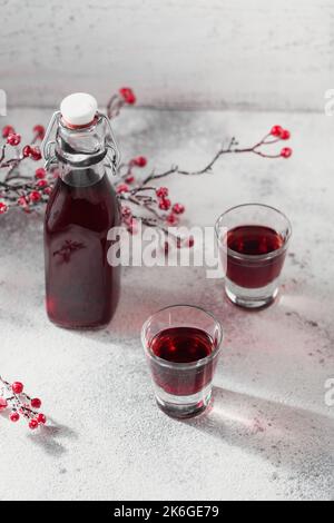 Deux verres de cocktail rouge, vodka ou liqueur sur fond clair Banque D'Images