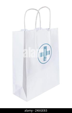 Sac en papier blanc avec logo vert de la pharmacie isolé sur fond blanc Banque D'Images