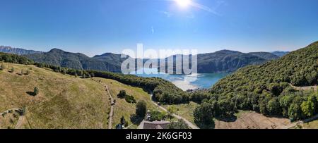 Vue sur les drones à l'alp Vicania sur Morcote et le lac de Lugano sur la Suisse Banque D'Images