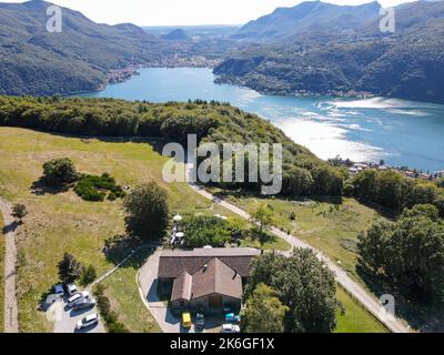 Vue sur les drones à l'alp Vicania sur Morcote et le lac de Lugano sur la Suisse Banque D'Images