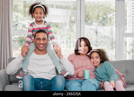 Les journées sans soucis et agréables avec vos proches sont les meilleures. Portrait d'une famille heureuse se liant à la maison. Banque D'Images