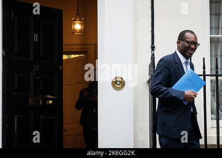 Photo du dossier datée du 23/09/22, du chancelier de l’Échiquier Kwasi Kwarteng quittant le 11 Downing Street pour se rendre au département du Trésor pour lui remettre son mini-budget. Le Chancelier Kwasi Kwarteng a payé le prix du chaos provoqué par son mini-budget, alors qu'il aurait été mis à la porte par le Premier ministre Liz Truss. Date de publication : vendredi 14 octobre 2022. Banque D'Images