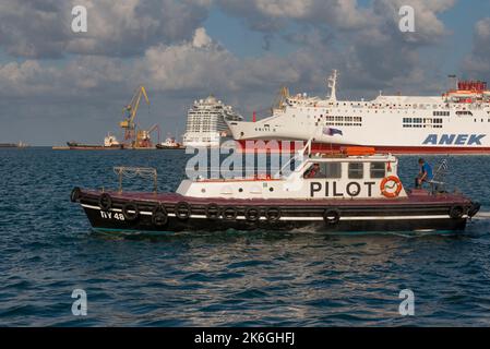 Port d'Héraklion, Crète, Grèce, 2022. Bateau-pilote prêt à envoyer un pilote sur un navire entrant depuis le port de Herraklion en Crète. Banque D'Images