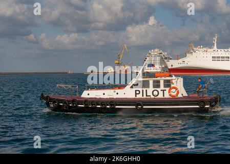 Port d'Héraklion, Crète, Grèce, 2022. Bateau-pilote prêt à envoyer un pilote sur un navire entrant depuis le port de Herraklion en Crète. Banque D'Images