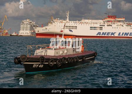 Port d'Héraklion, Crète, Grèce, 2022. Bateau-pilote prêt à envoyer un pilote sur un navire entrant depuis le port de Herraklion en Crète. Banque D'Images