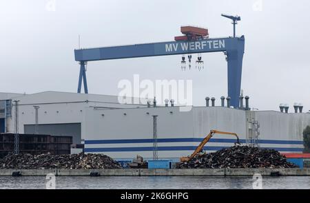 14 octobre 2022, Mecklembourg-Poméranie occidentale, Warnemünde: Au Marinearsenal, l'ancien chantier naval MV Werft, le démantèlement du navire de croisière initialement prévu 'Global 2' provoque des montagnes de ferraille sur le quai. L'Etat et les syndicats espèrent la construction de plates-formes de convertisseur pour l'énergie éolienne offshore à Rostock et donc pour de nombreux emplois. Toutefois, l'engagement nécessaire du Ministère de la défense est encore long. Photo: Bernd Wüstneck/dpa Banque D'Images