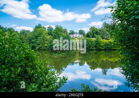 Allemagne, Stuttgart City Park baerensee maison lac eau reflétant les arbres verts et paysage de la nature avec ciel bleu en été, parfait parc urbain de randonnée Banque D'Images