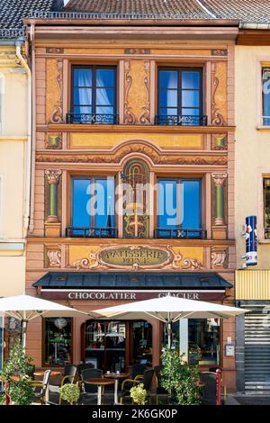 Belle maison charmig sur la place de la République dans la ville de Soultz, département du Haut-Rhin, France. Banque D'Images