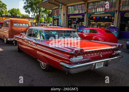 Falcon Heights, MN - 19 juin 2022 : vue d'angle arrière à haute perspective d'un toit rigide Bonneville 4 portes 1960 de Pontiac lors d'un salon automobile local. Banque D'Images