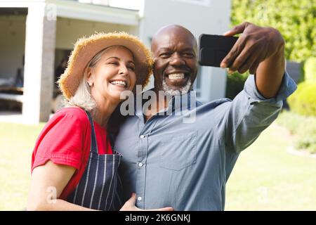 Joyeux couple senior divers prenant le selfie dans le jardin Banque D'Images