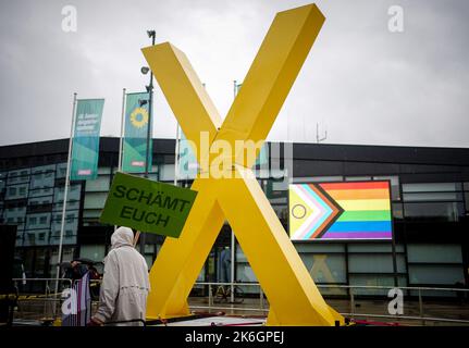 Bonn, Allemagne. 14th octobre 2022. Les activistes de l'environnement protestent contre l'énergie nucléaire devant le lieu de la conférence du parti fédéral du Parti Vert. La conférence des délégués fédéraux dure jusqu'au 16 octobre 2022. Credit: Kay Nietfeld/dpa/Alay Live News Banque D'Images