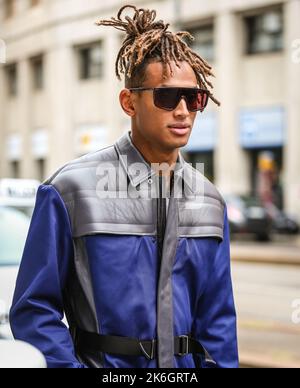 MILAN, Italie- 25 septembre 2022: Hommes dans la rue à Milan. Banque D'Images