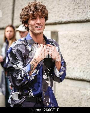 MILAN, Italie- 25 septembre 2022: Hommes dans la rue à Milan. Banque D'Images