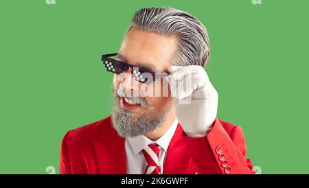 Portrait d'un homme barbu adulte dans des lunettes de vie amusantes et un costume de Noël rouge Banque D'Images