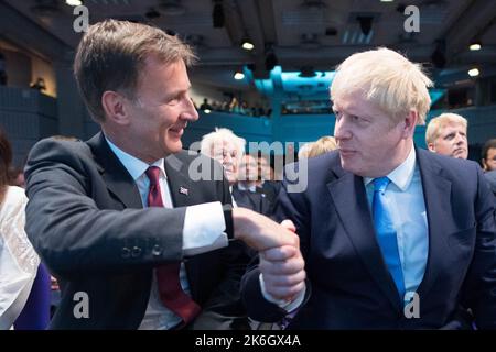 Photo du dossier datée du 23/07/19, de Jeremy Hunt (à gauche), félicitant Boris Johnson au Queen Elizabeth II Centre de Londres lorsqu'il a été annoncé comme nouveau chef du parti conservateur et premier ministre. M. Hunt a été nommé chancelier de l'Échiquier après que le chancelier sortant Kwasi Kwarteng ait déclaré avoir accepté la demande du Premier ministre Liz Truss, qu'il « avait laissé de côté », en payant le prix du chaos déclenché par son mini-budget. Date de publication : mardi 23 juillet 2019. Banque D'Images