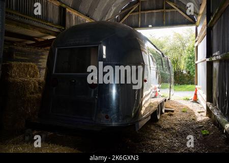 27ft caravane/remorque Airstream trouvée dans une grange au pays de Galles Banque D'Images