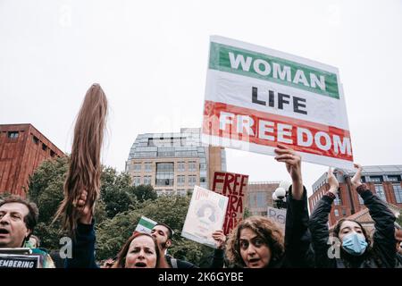 New York, États-Unis. 01st octobre 2022. Des femmes ont fait des signes de protestation et ont coupé les cheveux lors d'une manifestation contre le régime iranien dans le Washington Square Park de New York. Woman, Life, Freedom manifestation contre le régime islamique extrémiste de l'Iran tenue à New York. Des manifestations ont éclaté après la mort de Mahsa Amini sous la garde de la police morale iranienne. Crédit : SOPA Images Limited/Alamy Live News Banque D'Images