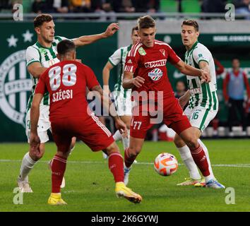 BUDAPEST, HONGRIE - OCTOBRE 9: Balint Vecsei de Ferencvarosi TC (l) remet en question Peter Barath de DVSC devant Kristoffer Zachariassen de Ferencvarosi TC lors du match de la Ligue de la Banque hongroise de l'OTP entre Ferencvarosi TC et DVSC à l'arène Groupama de 9 octobre 2022 Budapest, en Hongrie. Banque D'Images