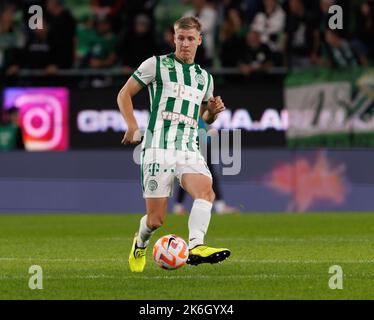 BUDAPEST, HONGRIE - OCTOBRE 9: Mat Knoester de Ferencvarosi TC passe le ballon pendant le match de la Ligue de la Banque hongroise OTP entre Ferencvarosi TC et DVSC à la Groupama Arena sur 9 octobre 2022 à Budapest, Hongrie. Banque D'Images