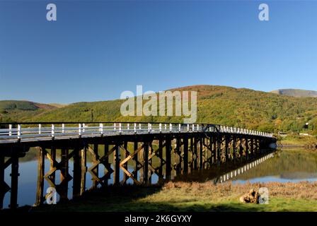 Pont à péage en bois de Penmaenpool traversant l'Afon Mawddach Banque D'Images