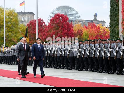 Berlin, Allemagne. 14th octobre 2022. Luvsannamssrain Oyun-Erdene, Premier ministre de Mongolie, est accueilli avec des honneurs militaires par le chancelier allemand OLAF Scholz (SPD, l) devant la Chancellerie fédérale. Credit: Bernd von Jutrczenka/dpa/Alamy Live News Banque D'Images