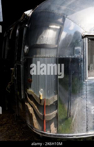 27ft caravane/remorque Airstream trouvée dans une grange au pays de Galles Banque D'Images