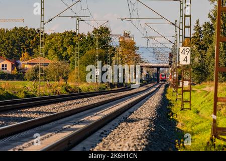 Voies de chemin de fer parallèles sur une ligne de chemin de fer à travers les champs dans la zone rurale Banque D'Images