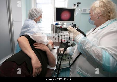 Une femme médecin tient un endoscope pendant une gastroscopie pour un patient de l'hôpital. Bureau médical pour le diagnostic de la douleur abdominale. Banque D'Images