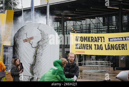 Bonn, Allemagne. 14th octobre 2022. Les activistes de l'environnement protestent contre l'énergie nucléaire devant le lieu de la conférence du parti fédéral du Parti Vert. La conférence des délégués fédéraux dure jusqu'au 16 octobre 2022. Credit: Kay Nietfeld/dpa/Alay Live News Banque D'Images