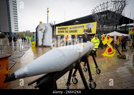 Bonn, Allemagne. 14th octobre 2022. Des militants protestent contre l'énergie nucléaire et les armes nucléaires devant le lieu de la conférence du parti fédéral du Parti Vert. La conférence des délégués fédéraux dure jusqu'au 16 octobre 2022. Credit: Kay Nietfeld/dpa/Alay Live News Banque D'Images